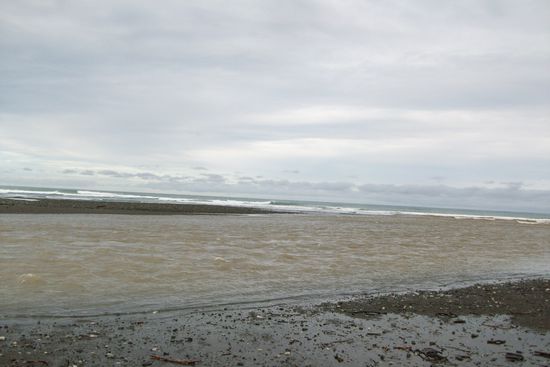 Dar Fluss (Mann sieht sogar richtig die Schroemung auf dem Bild) Das Wasser ging mir fast bis an Hals. ALso nix da mit kniehoch Wasser