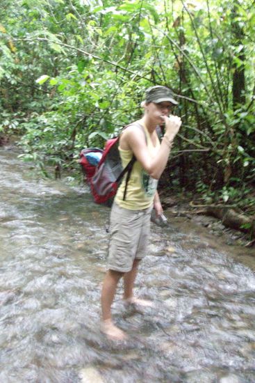 Julia am letzten morgen beim Zaehneputzen auf dem Weg zurueck