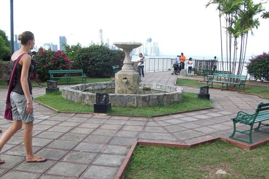 Park mit Blick auf die Skyline