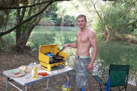 Ich beim Abendessen kochen (genau an dem Platz waren die wiederlichen Huehner)