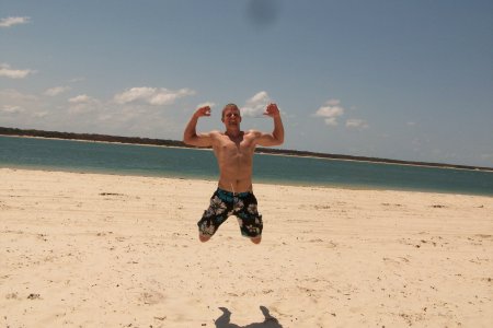 ich kann auch springen (Fraser Island im Hintergrund)