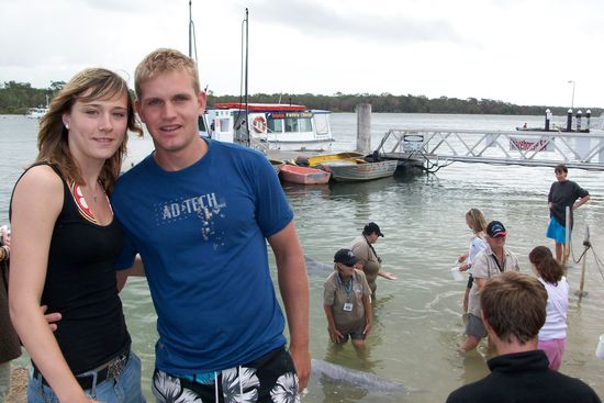 Beim Delphin fuettern unter meiner rechten Hand sieht man ihn.