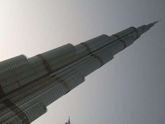 Burj Dubai mit über 800 metern Höhe das zur Zeit höchste Gebäude der Welt. In Dubai wird aber schon an einer neuen Superlative gebaut die über 1 km Hoch werden soll, jedoch ist der Bau wegen der Wirtschaftskrise gestoppt zur Zeit