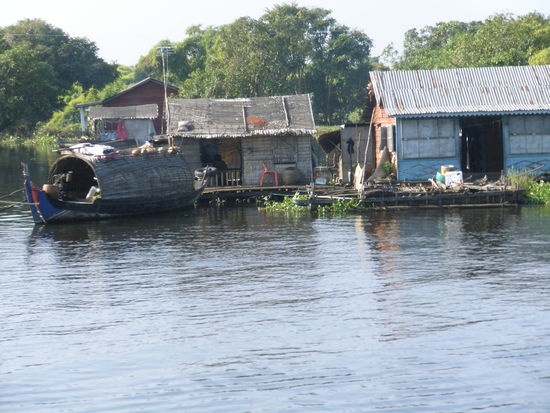 schimmende Häuser mit einem Hausboot