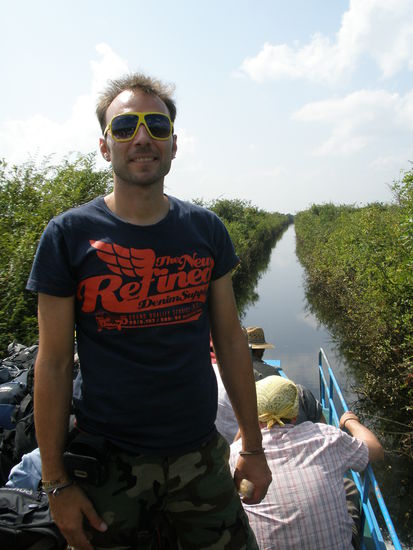 ganz schön schmal der Fluß, uns kahm aber selbst hier noch Gegenverkehr entgegen.