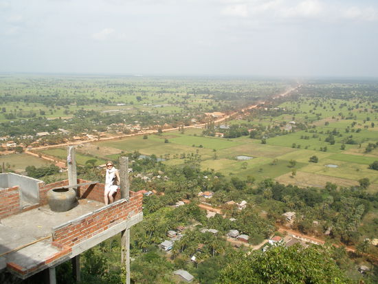 Die spektakuläre Aussicht mit dem Kambodschanischen 6 spurigem Highway im Hintergrund.