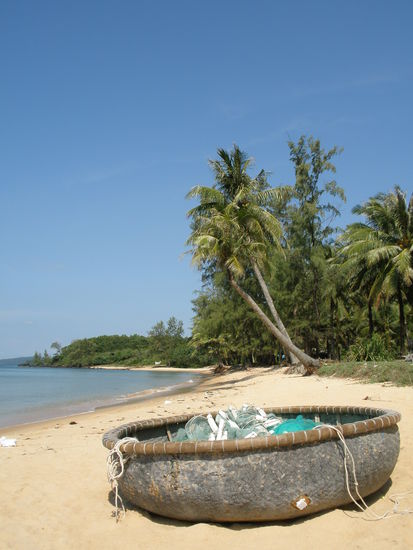 Ein kleines Einheimisches Angelboot