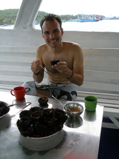 Andre beim Seeigelschmaus