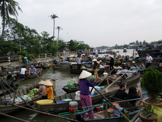 Floatingmarket hier wird Obst und Gemüse verkauft