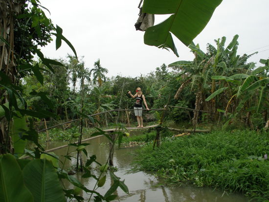 Nadine auf einer Bambusbrücke im Mekong Delta Can Toh