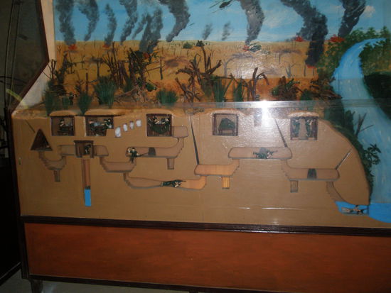 Ein Nachbau der Tunnelanlagen, es wurde über verschiedene Ebenen gewohnt, gekocht und geschlafen, sie hatten sogar Eingänge im Fluß. Außerdem hatten sie Fallen eingebaut, falls sie entdeckt wurden von den US Soldaten.