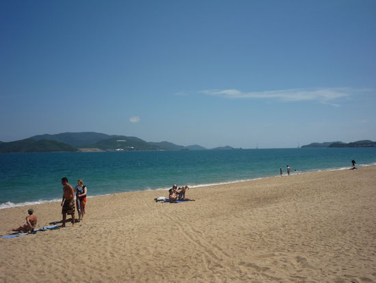 Strand von Nha Trang, im Hintergrund die Seilbahn und die Insel mit dem Erlebnispark