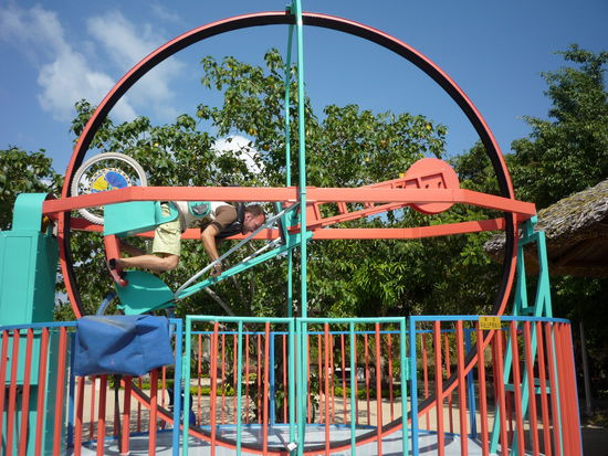 Das ist das Fahrrad Ding, das hat sich aber auch noch um die eigene Achse gedreht...