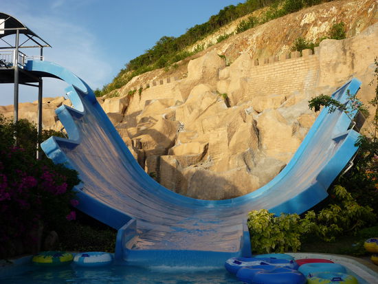 Das ist eine der krassen Rutschen, von links wurde man mit einem Reifen nach unten geschubst und ist dann bis fast nach ganz oben rechts gerutscht und dann rückwärts wieder runter, echt krass und Adrenalin pur....