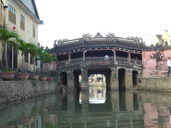 Die Japanische Brücke, da im Wasser haben wir übrigens unsere erste Bananenfroschschlange gesehen. Andre meite guck mal ein Frosch, ich darauf, der hat keine Beine das is ne Schlange und zuletzt haben wir gesehen das es sich nur um ne Bananenschale handelte....