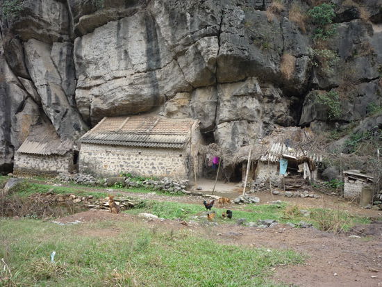 Häuser unter den Felsen gebaut