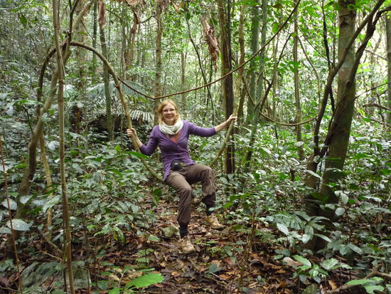 Nadine in der Liane, man achte auf die sexy Hose in den Strümpfen wegen der Blutegel...