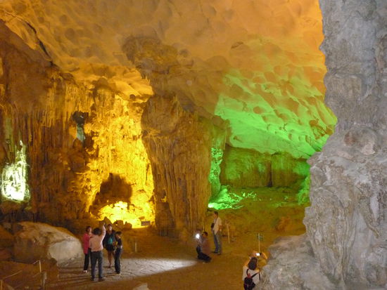 Höhle in Halong Bay, ist auf den Bild leider nicht so gut zu sehen wie groß und schön beleuchtet sie war