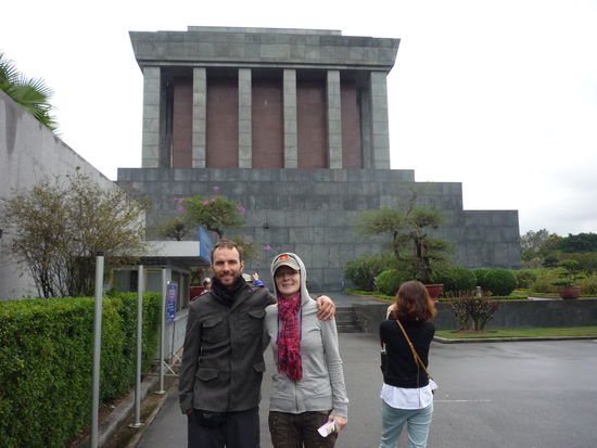 Da sind wir gerade aus dem Mausoleum raus, drinnen darf man nicht anhalten und muss geordnet und langsam hinter einander her laufen