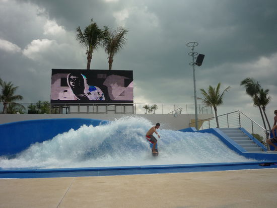 Auf der Vergnügungsinsel Sentosa da konnte man Wellenreiten
