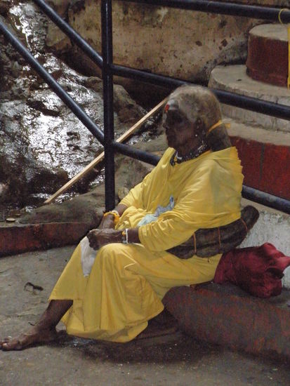 auch in den Indischen Tempel, das schwarze sind übrigens Haare die werden bei uns in blond oder so für teuer geld als Haarverlängerung gehandelt