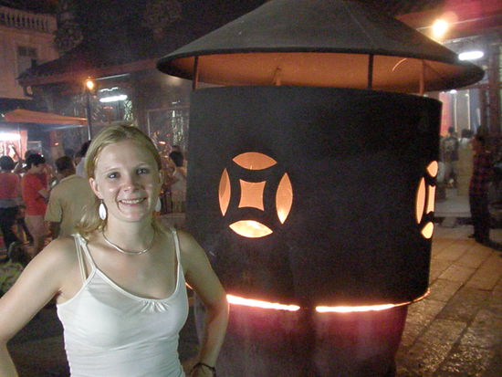 Im Hintergrund steht ein Ofen in dem der Rest der Räucherstäbchen verbrannt wird.