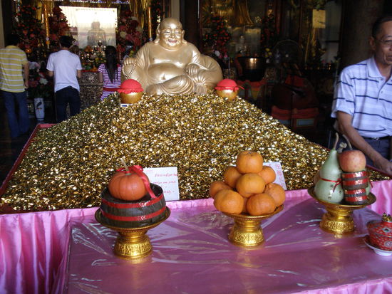 Der Buddha sitzt auf einem Haufen wenn man den mitnimmt soll das einem zu Reichtum verhelfen, natürlich haben wir uns alle einen mitgenommen nach entsprechender Spende versteht sich, mal schaun ob es was bringt...