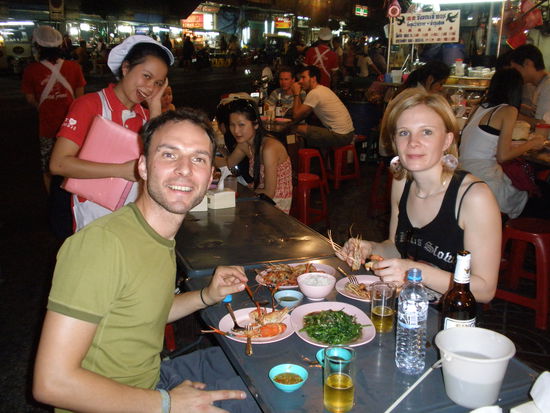 Lecker Schmacko Fatz! Direkt auf der Straße haben wir da gesessen.