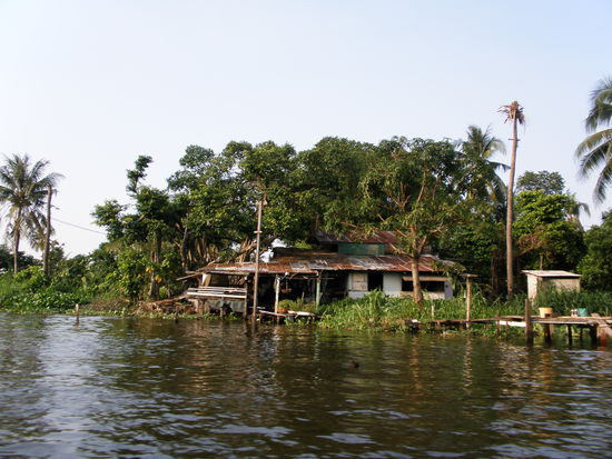 Fahrt mit einem longtail Boot durch die Kanäle Bangkoks. Sehr schön, lohnt sich auf jeden Fall Bangkok aus einer anderen Sicht kennen zu lernen...