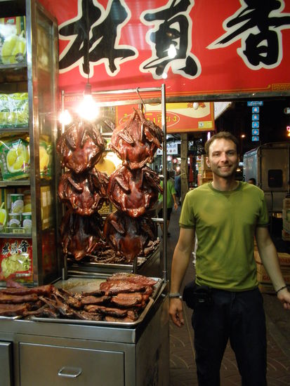 Andre in China Town bei seiner lieblings Beschäftigung.... Essen aufspüren. Hier gibt es Ente. Man bekommt hier alles von getrockneten Seepferdchen und Salamandern über Schlangen, Haifischflossen und Vogelnestern sowie alles andere was so kreucht und fleucht.