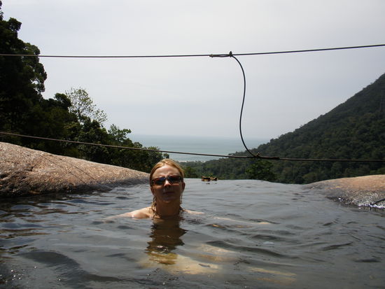 Nadine im Pool, auch wenn das so aissieht hinter mir ist nicht sofort der große Wasserfall
