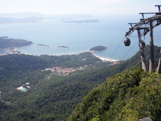 Wenn man genau hinschaut sieht man wie steil die Bahn nach unten geht und der nächste mast ist bestimmt einige hundert meter entfernt..