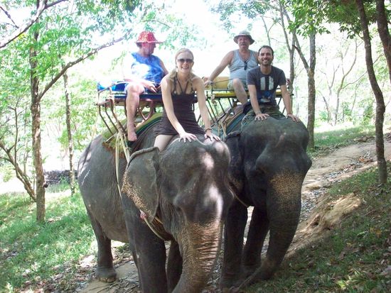 Andre und ich durften auch mal vorne sitzen, das war ganz schön stachelig am Po