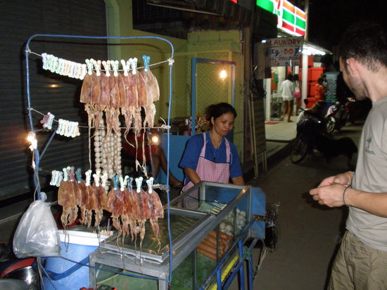 Andre kauft sich getrockneten Tintenfisch den es hier überall zu kaufen gibt. Ich, Nadine, muss sagen das er sogar ganz lecker ist und nicht streng schmeckt.