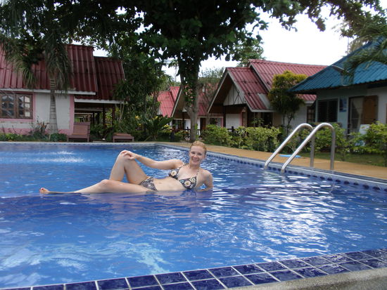 Nadine beim posen im Pool