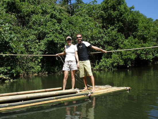 Eine Bambusfähre über den kleinen fluß