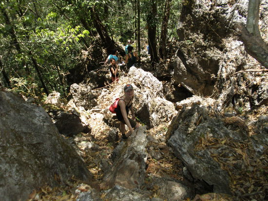Nadine beim Aufsteigen zum Aussichtspunkt
