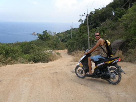 So sah die Straße aus. Nadine mußte auch mal ein Stück hoch laufen weil sie so steil und rutschig war.