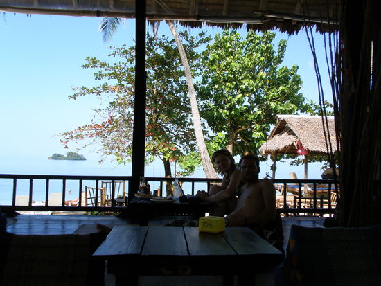 So siht es aus wenn mann Frühstückt und im Internet surft, das Bild ist leider etwas dunkel weil die Sonne so doll scheint