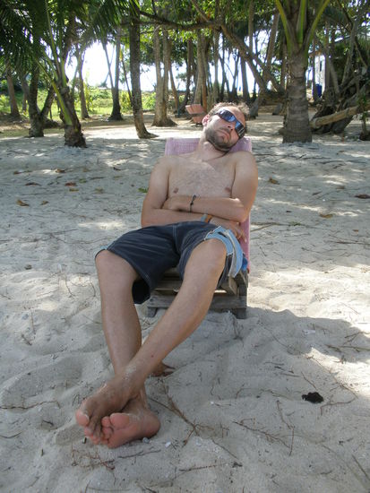 andre beim relaxen am strand von koh rayong
