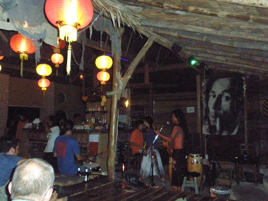 unsere bungalowanlage abends bei netter musik und so.....