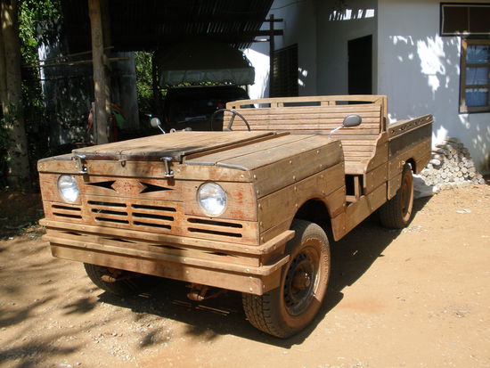 so sieht ein handgefertigtes auto im regenwald aus, aus mangrovenholz