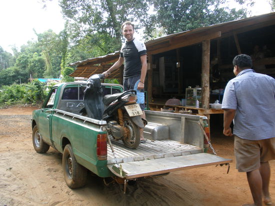 unsere erste panne, da war alles noch relaxt und die leute sind immer sehr nett und hilfsbereit helfen sofort
