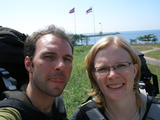 Im Niemandsland zwischen Kambodscha und Thailand, man achte auf die Fahnen im Hintergrund