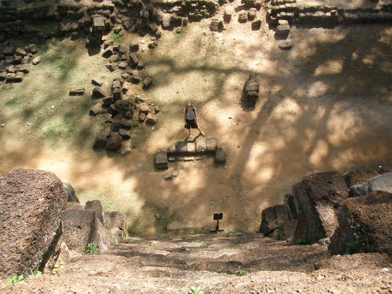 Da muss man dann teilweise hochklettern. Das muss man sich wie eine Leiter vorstellen, so steil. Nadine steht übrigens noch unten!