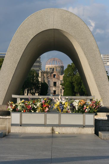 Im Vordergrund das Kenotaph mit den Namen aller Opfer, dann die Flamme des Friedens und ganz hinten der A-Bomb-Dome.