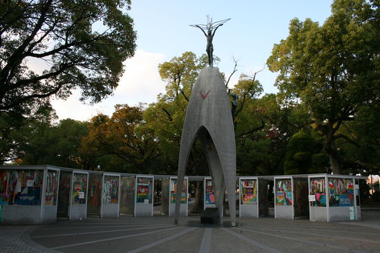 Das Kinderdenkmal. Die Papierkraniche sind in den Glaskästen zu sehen.