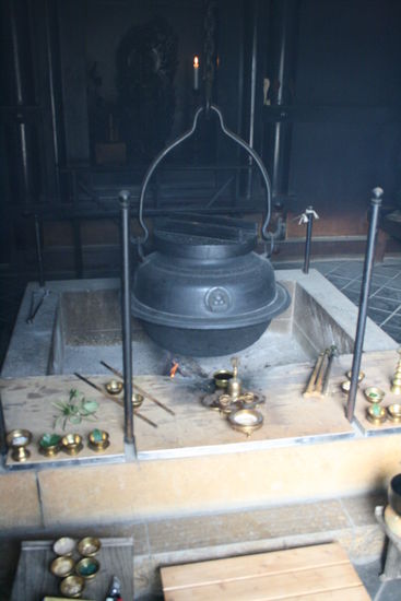 Kurz vor dem Gipfel war ein Tempel in dem die Eternal Flame steht. Eine Flamme die schon seit 1200 Jahren brennt