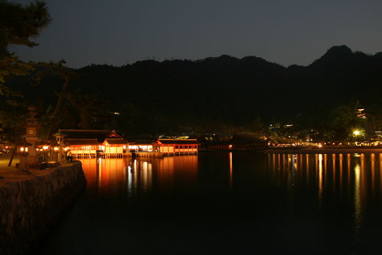Der Tempel auf dem Steg bei Nacht.