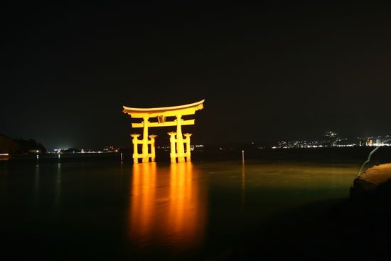 Bei Nacht wirkt das Tori erst richtig gut.